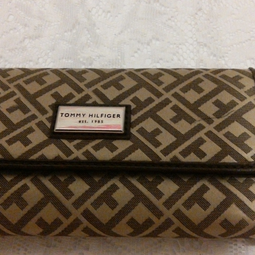 New Tommy Hilfiger Tri-fold Ladies Wallet